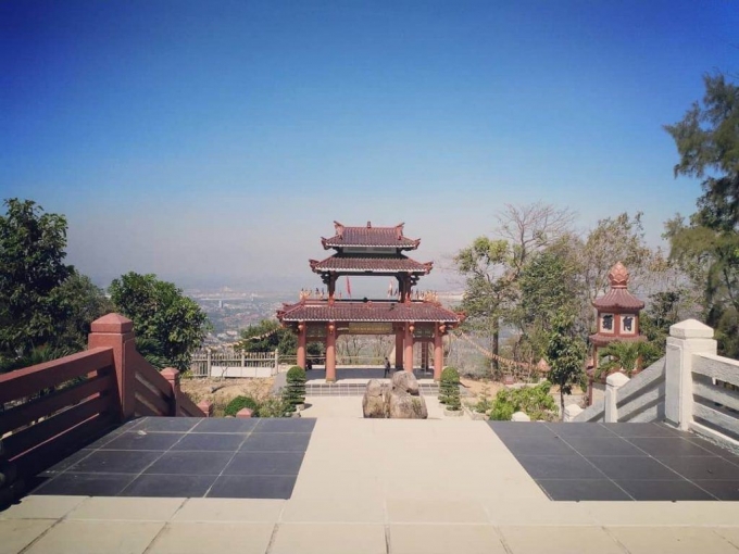 Du khách đến đây có thể phóng tầm mắt ngắm núi rừng chìm trong mây mù sáng sớm rất nên thơ