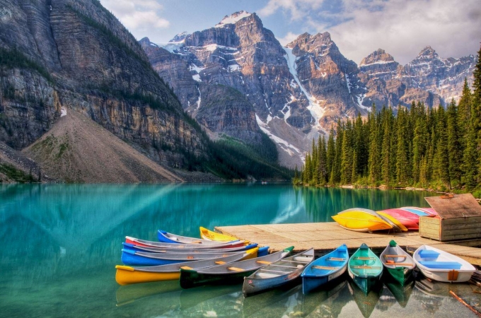 Được mệnh danh là hồ nước đẹp nhất thế giới - hồ Moraine (Canada) khiến ai tham quan cũng phải đứng hình vẻ đẹp huyền ảo hiếm có Ảnh: Pling