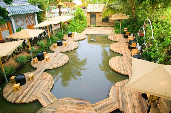 Quán cafe với những tấm gỗ nổi hình tròn