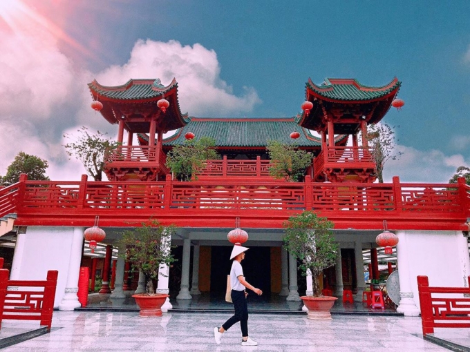 Chùa có tone màu chủ đạo là màu đỏ, mới nhìn thôi bạn sẽ nghĩ ngay đến những ngôi chùa ở Nhật Bản. Ảnh: tripham2906