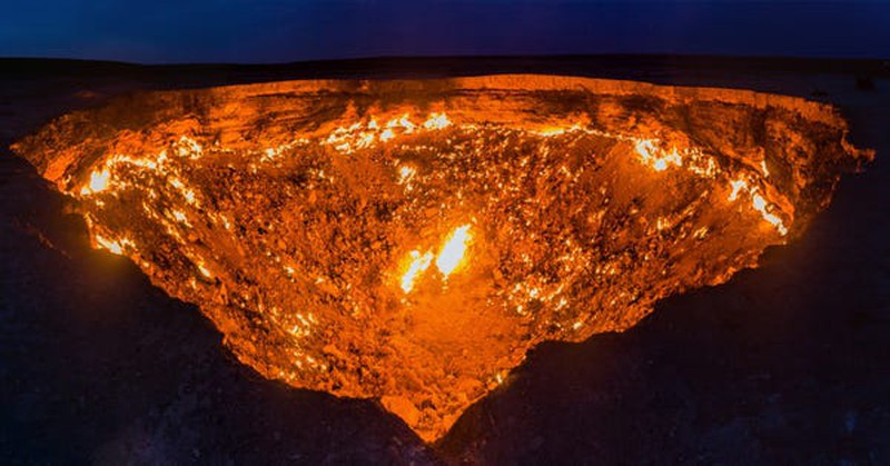 Miệng núi lửa khí Darvaza của Turkmenistan được gọi là “Cổng địa ngục”