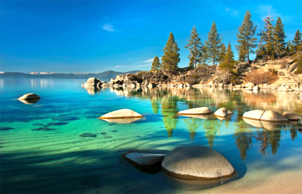 Hồ nước ngọt Tahoe nằm trong lưu vực Tahoe thuộc dãy núi Sierra Nevada