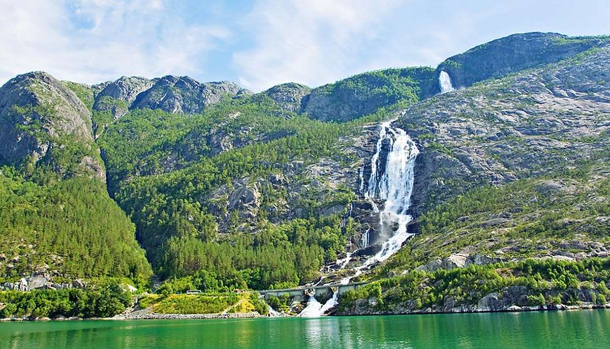Nước ở thác Langfoss không chảy dữ dội từ vách đá dựng đứng xuống mà từ từ