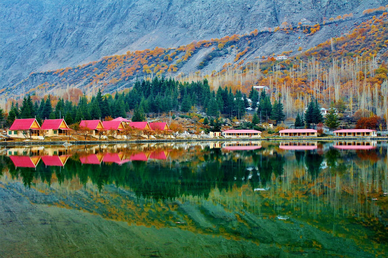 Hồ Kachura (hồ Shangri La) nằm ở làng Kachura thuộc thành phố Skardu, Pakistan