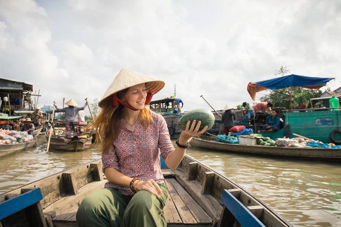 Người nước ngoài cực kì thích tham quan các phiên chợ nổi miền Tây