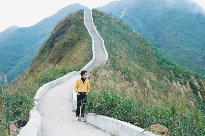 Con đường xa tít tắp vượt qua bao nhiêu núi cao và dốc thẳm
