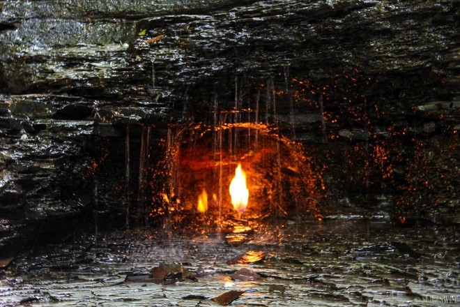 Eternal_Flame_Falls_1975