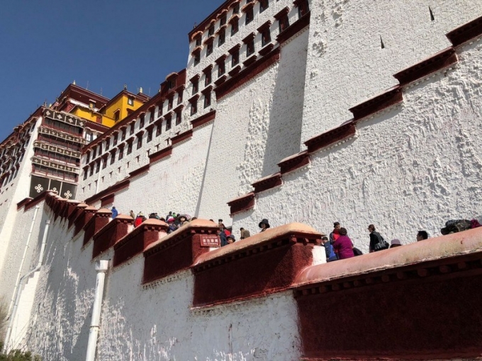 Potala không chỉ mang giá trị lịch sử, tôn giáo lâu đời mà còn chứa đựng nhiều kho báu vô cùng quý giá của người dân Tây Tạng. Nó còn được gọi là cung điện mùa đông, được xem như một kỳ quan kiến trúc của thế giới, được UNESCO công nhận là di sản thế giới. Ảnh: Weibo