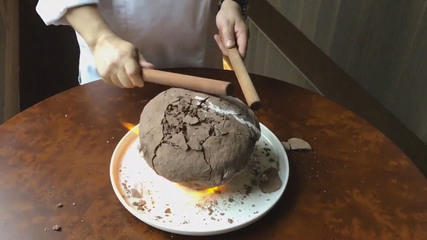 Gà ăn mày là cách gọi khác của món gà nướng đất sét. Ảnh: Pinterest