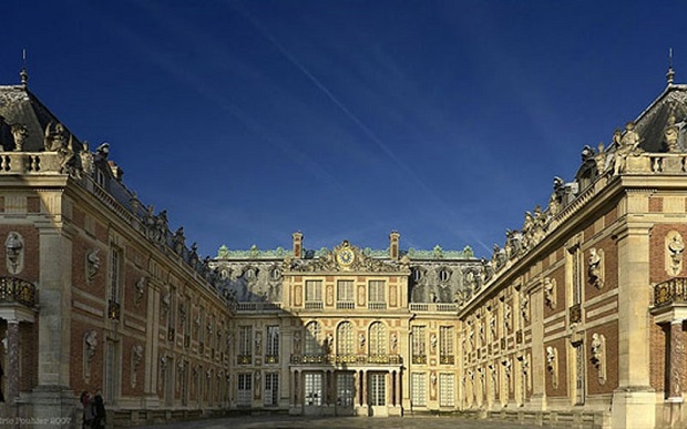 Lâu đài Versailles nằm ở khu ngoại ô giàu có của Pari