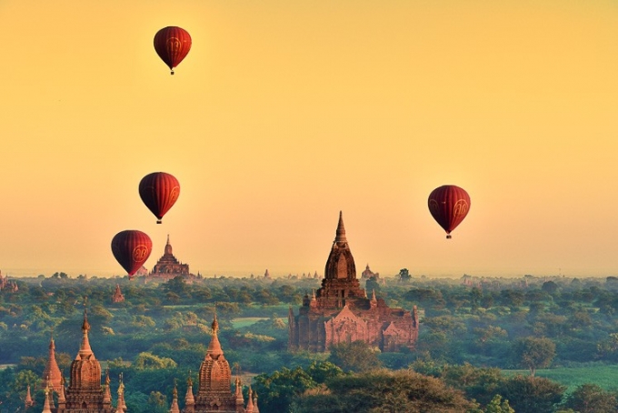 Dùng khinh khí cầu để quan sát Bagan từ xa
