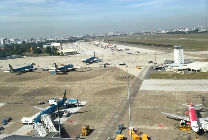 ...cả một sân bay rộng lớn