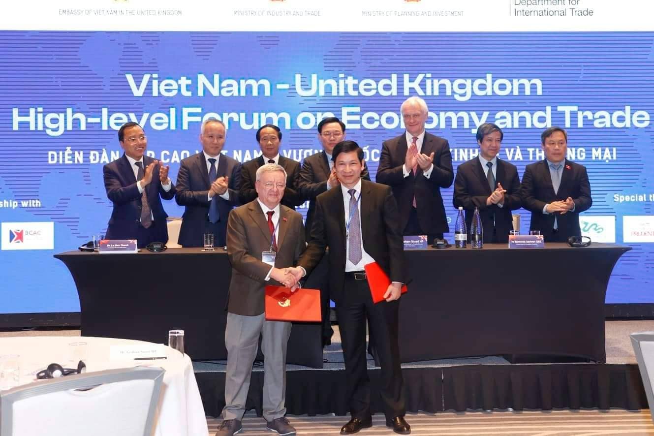 Ông Hồ An Phong - Phó Chủ tịch UBND tỉnh Quảng Bình và ông Howard Limbert - chuyên gia Hiệp hội nghiên cứu hang động Hoàng gia Anh trao biên bản ghi nhớ hợp tác