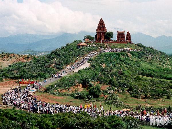Du khách tới thăm quan tháp Chàm. Nguồn ảnh : sưu tầm