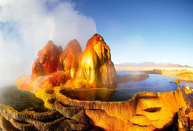 Geyser nằm trên vùng đất tư nhân ở rìa sa mạc Black Rock ở Nevada