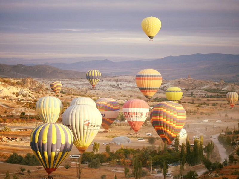 Hàng năm, từ tháng 10 đến tháng 3 sẽ có rất nhiều du khách du lịch Ai Cập và đến Luxor để bay khinh khí cầu