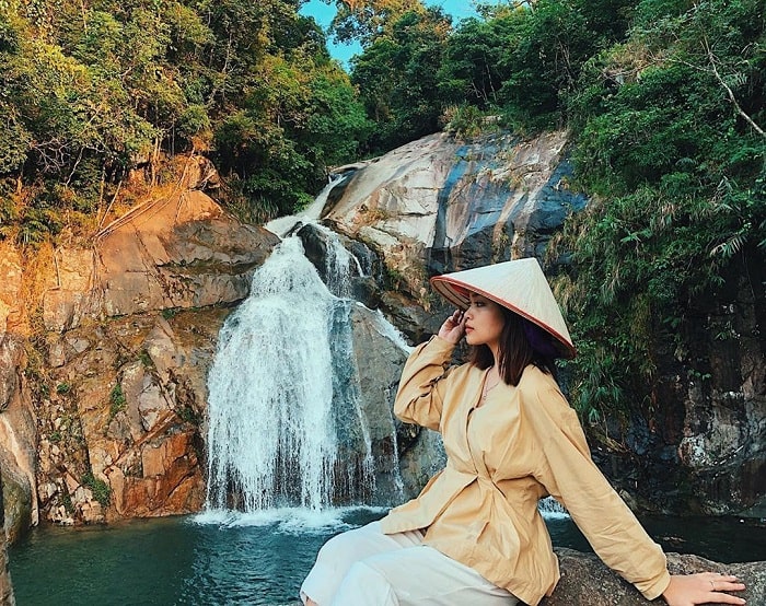 Ngọn thác này có độ cao hơn 1.000m bắt nguồn từ dãy núi khe vằn đổ qua những tầng thác