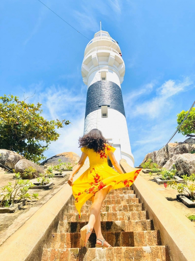 Một điểm check-in đẹp tại đảo chính là ngọn hải đăng Cù Lao Xanh