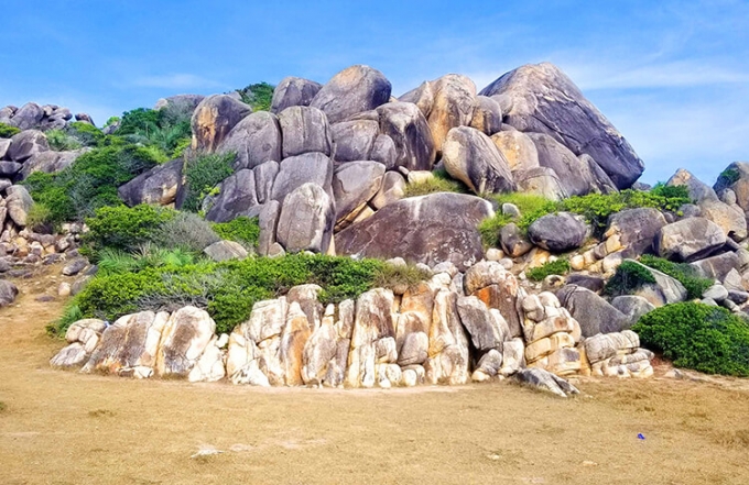 Bãi đá Thảo Nguyên có rất nhiều đá với muôn hình vạn trạng và màu sắc khác nhau