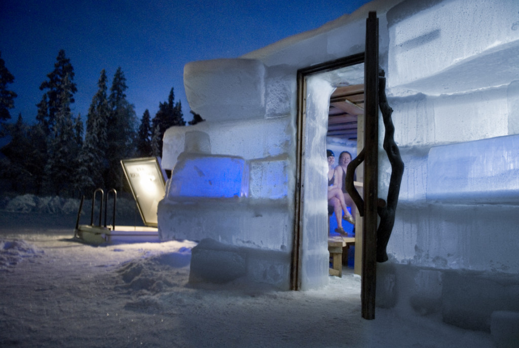 Ice Sauna, được xây dựng từ các khối băng, là một trải nghiệm thực sự nóng và lạnh