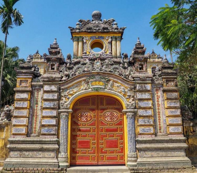 Cổng chính của cung thiết kế theo kiểu tam quan rất cổ kính