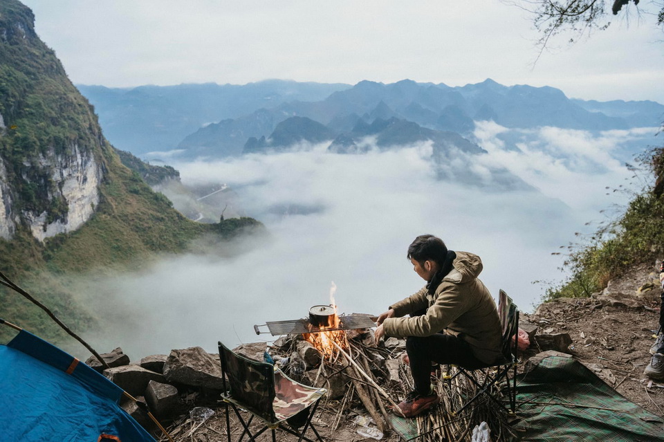 Vách đá trắng là một địa điểm cắm trại ở Hà Giang có tầm nhìn bao đẹp, bao chill mà người trẻ nào cũng thích mê