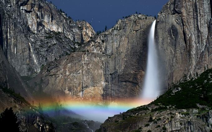 Với chiều cao khoảng 739 mét, thác Yosemite xếp tầng là một trong những điểm tham quan đẹp nhất của công viên