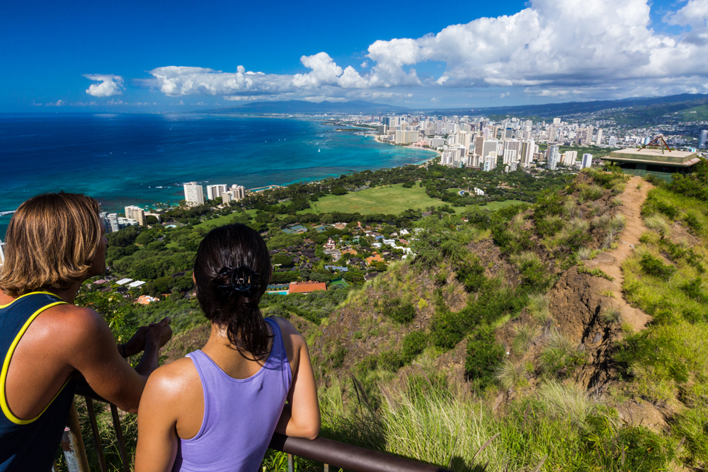 Thời tiết ở Oahu thường dễ chịu quanh năm với vô số ngày nắng và nhiệt độ trung bình dao động 76 - 84 độ F từ tháng 1 đến tháng 12