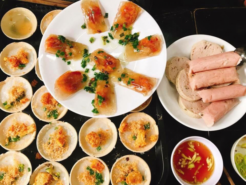 Bánh bèo ở đây kích thước nhỏ nhân có tôm khô, tóp mỡ, nước mắm vị hài hoà nên rất dễ ăn