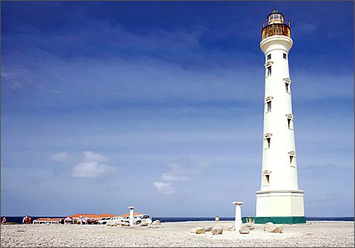Ngọn hải đăng California nằm ở mũi phía Bắc của hòn đảo Aruba