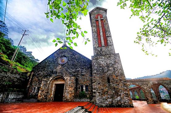 Đây là biểu tượng du lịch của thị trấn. Nhà thờ Tam Đảo được xây dựng bằng đá trên một triền đất cao theo kiến trúc Gothic