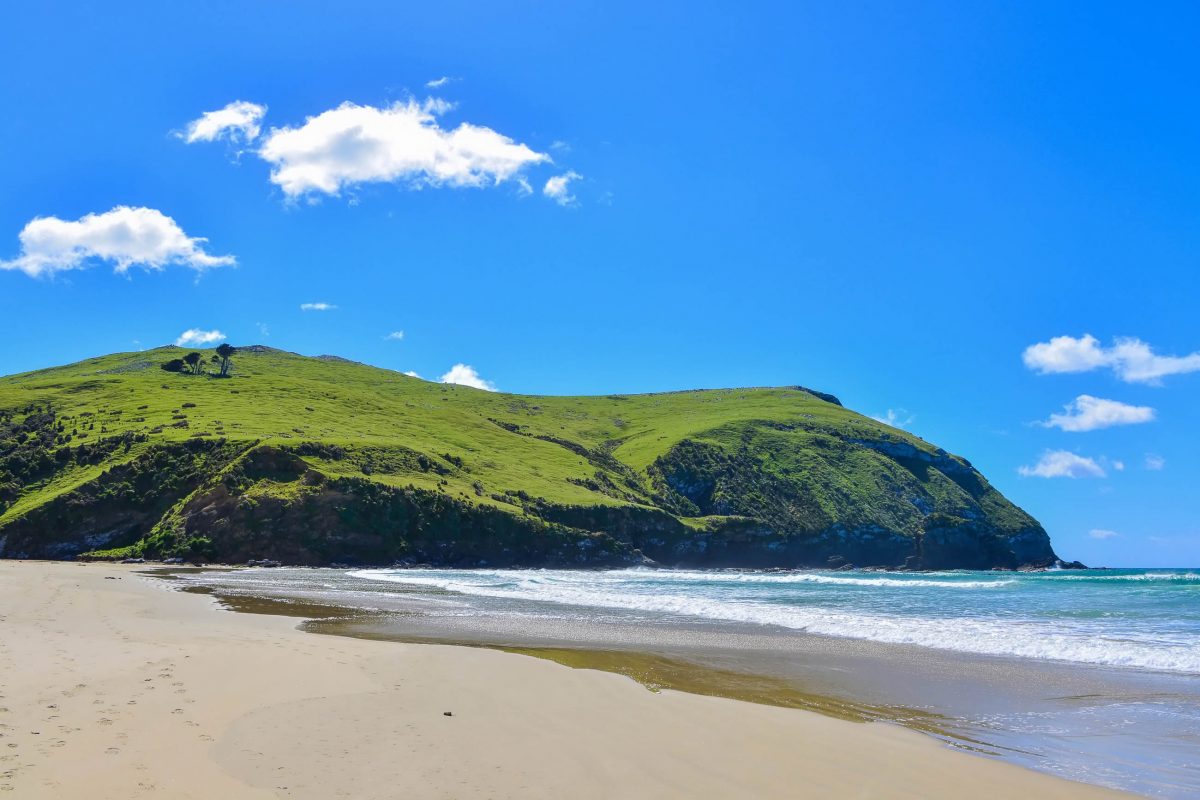 Bãi biển ngoạn mục này nằm ở phía đông nam của đường bờ biển gồ ghề của Đảo Nam