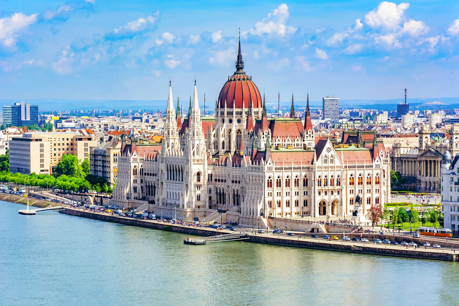Budapest là một thành phố xinh đẹp với bề dày lịch sử và là điểm đến thời thượng vào mùa hè