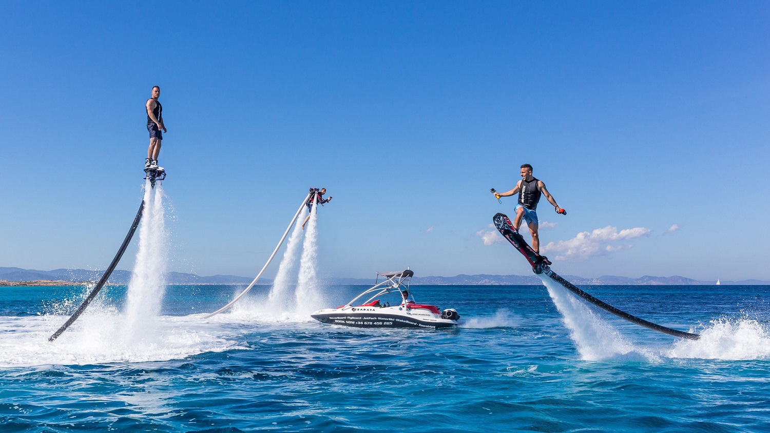 Flyboard là bộ môn thể thao mạo hiểm đối với các du khách khi đến Nha Trang