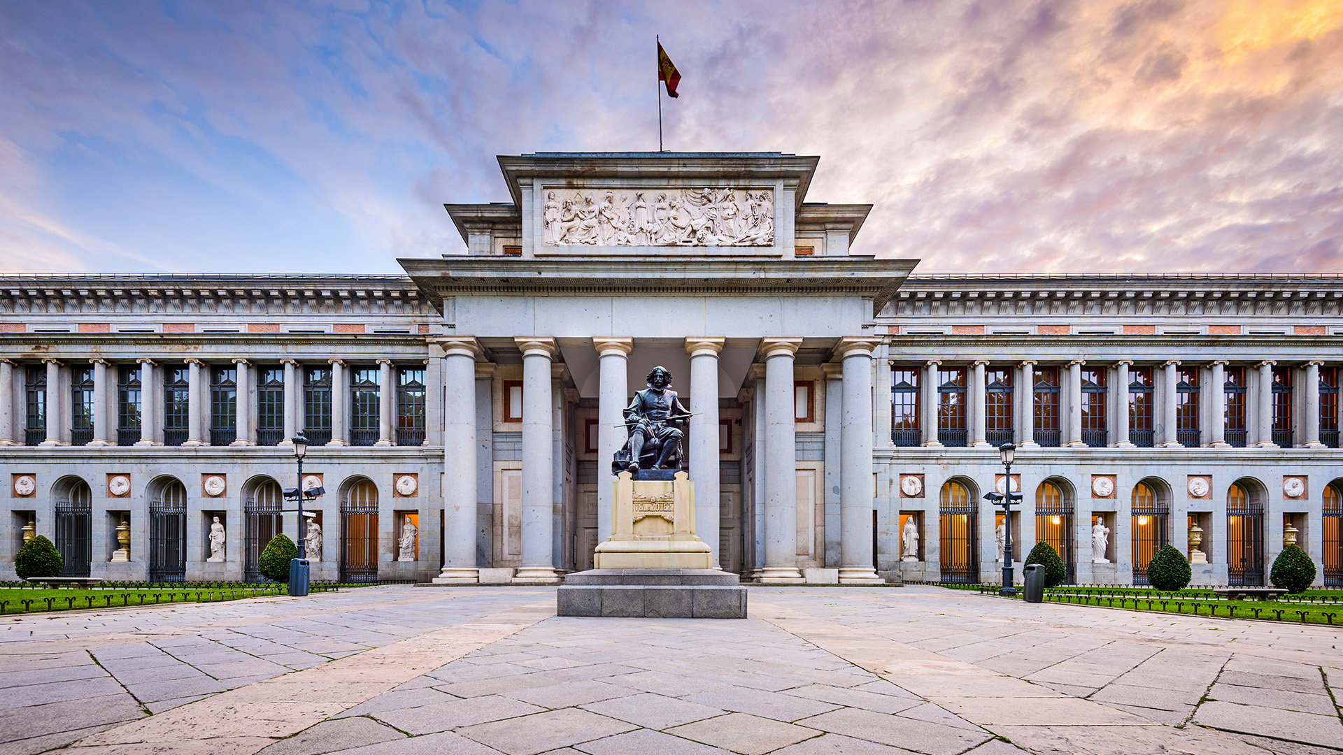 Bảo tàng Prado, Madrid có niên đại từ năm 1819, bảo tàng nghệ thuật ấn tượng này lưu giữ 8.600 bức tranh và hơn 700 tác phẩm điêu khắc