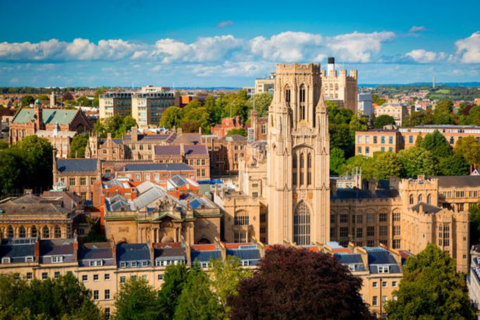 Bristol ở phía tây nam của Vương quốc Anh, thành phố là nơi có nhiều địa điểm ngoài trời đẹp