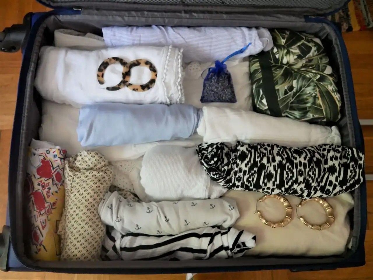 Rolling-the-clothes-inside-the-suitcase