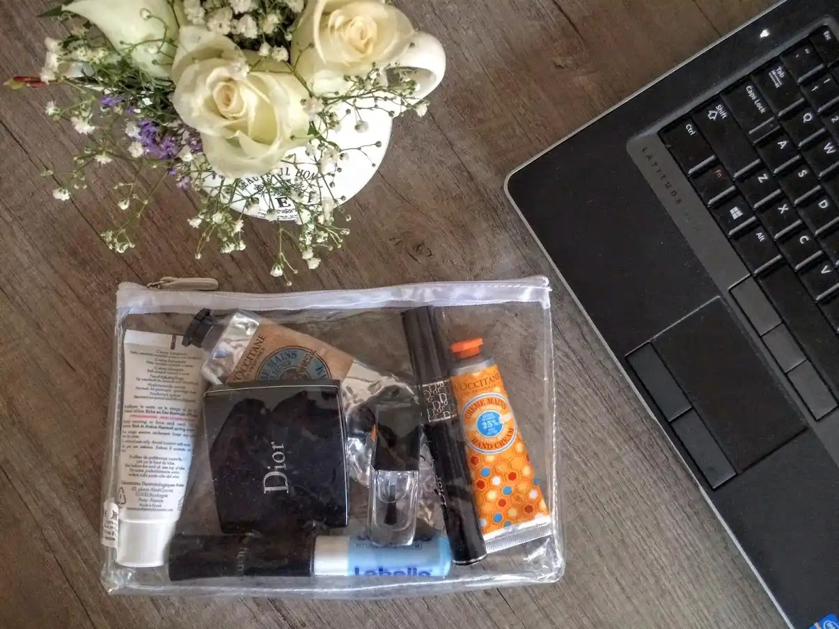 Transparent-cosmetic-bag-for-travelling(1)