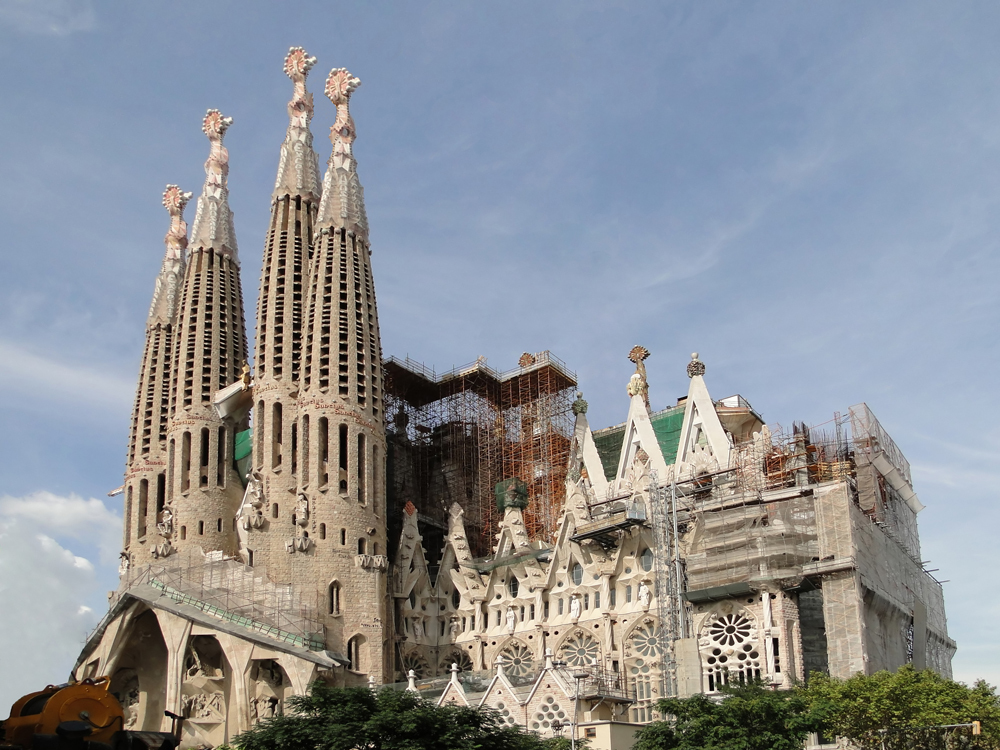 Tọa lạc tại Barcelona, Sagrada Familia là một trong những công trình kiến trúc nổi tiếng nhất do Antoni Gaudi thiết kế