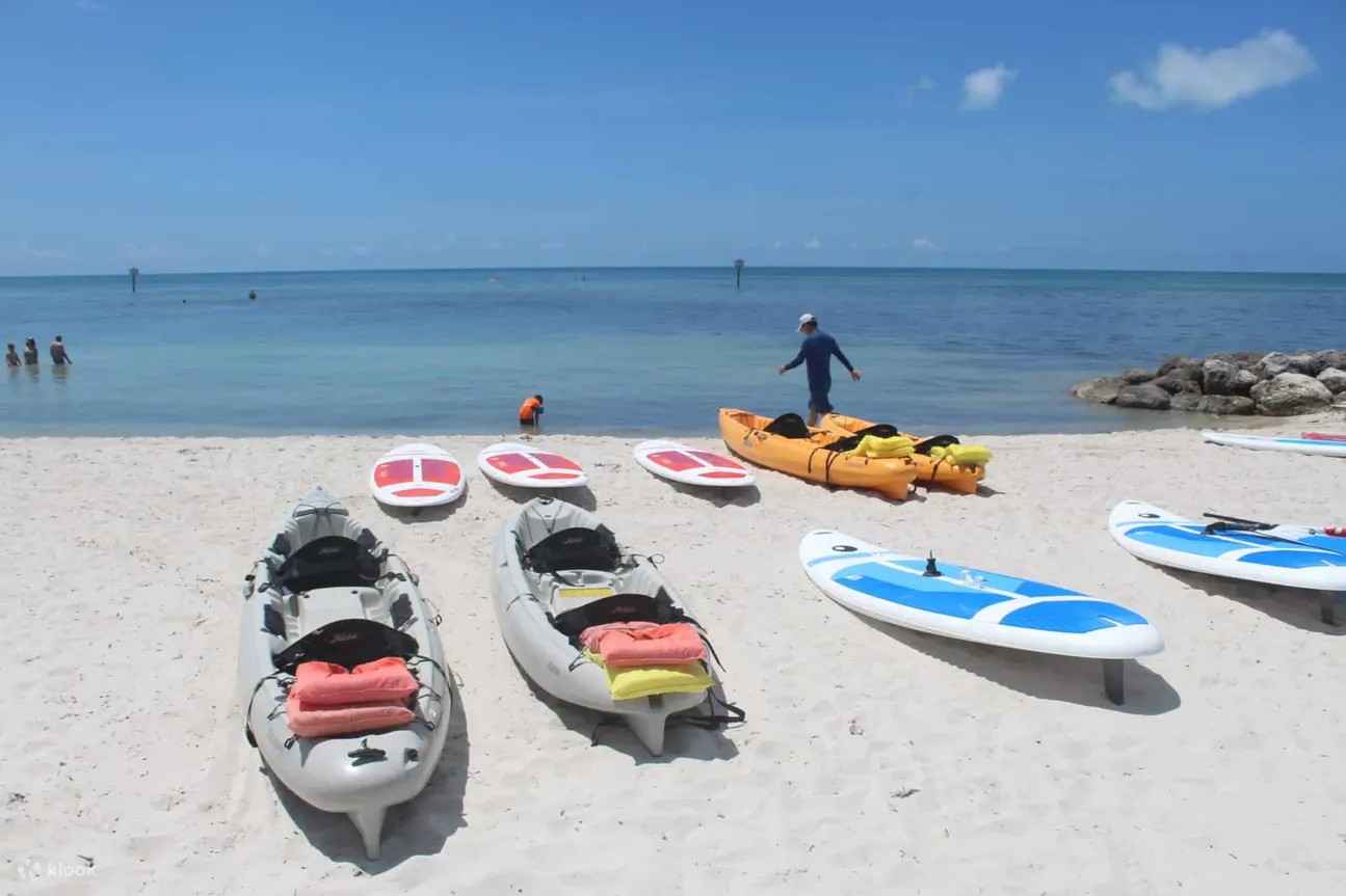 Bãi cát trắng nhiệt đới trải dài hai dặm này là bãi biển công cộng lớn nhất ở Key West