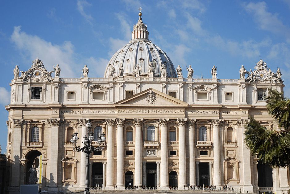 Nhà thờ Saint Peter, Rome được xây dựng theo phong cách Phục hưng và Baroque trong thế kỷ 16 và 17
