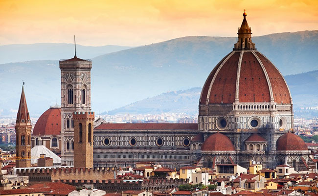 Santa Maria del Fiore hay Nhà thờ Florence được xây dựng kết hợp giữa phong cách Gothic và Phục hưng