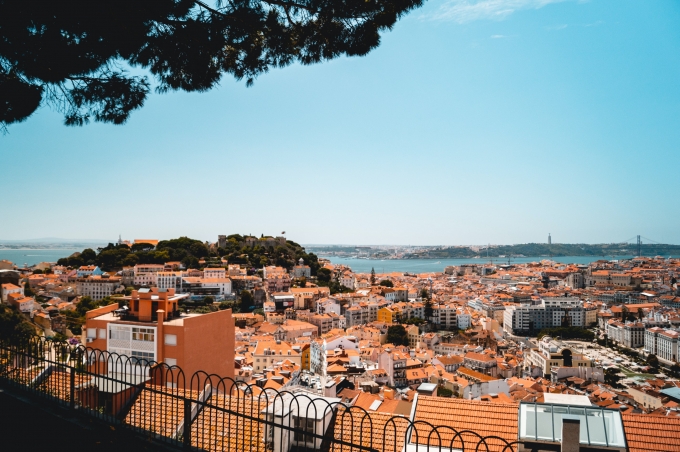 Lisbon còn khiến du khách mê đắm nhờ màu sắc đượm buồn, cảm giác thành phố luôn chìm trong sự mờ ảo, vừa mang nét cổ điển và những đâu đó vẫn tràn đầy sự hiện đại Ảnh: Louis Droege