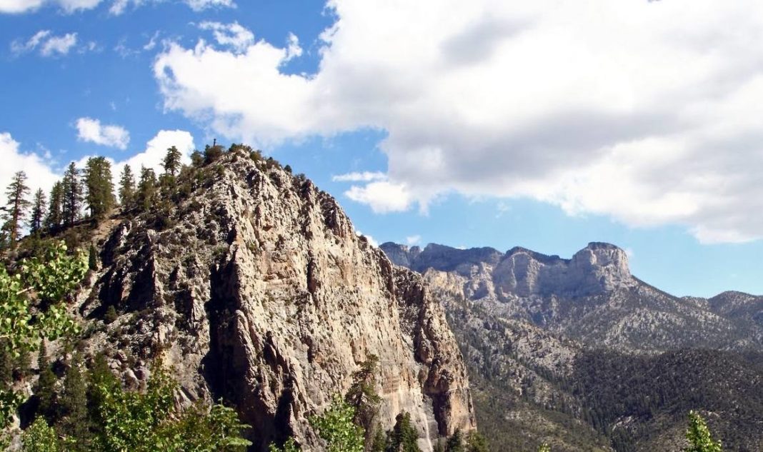 Một trong những địa điểm thú vị mà bạn có thể ghé thăm khi đi du lịch Las Vegas là Cathedral Rock