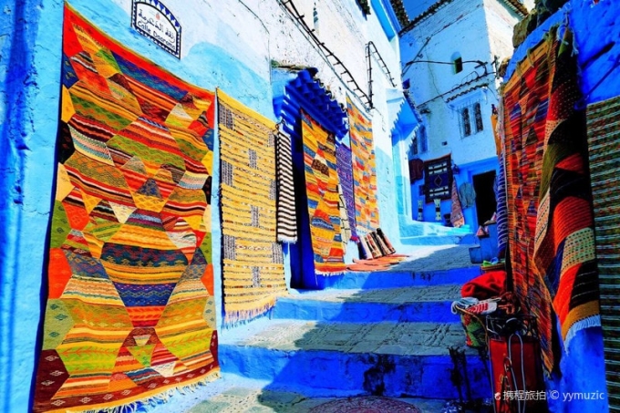 Những ngôi nhà màu xanh tại thành phố Chefchaouen được trang trí bằng những mảnh len thổ cẩm