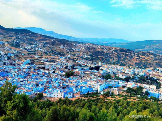 Thành phố Chefchaouen nằm bên bờ Đại Tây Dương với màu xanh nổi bật từ những ngôi nhà san sát nhau