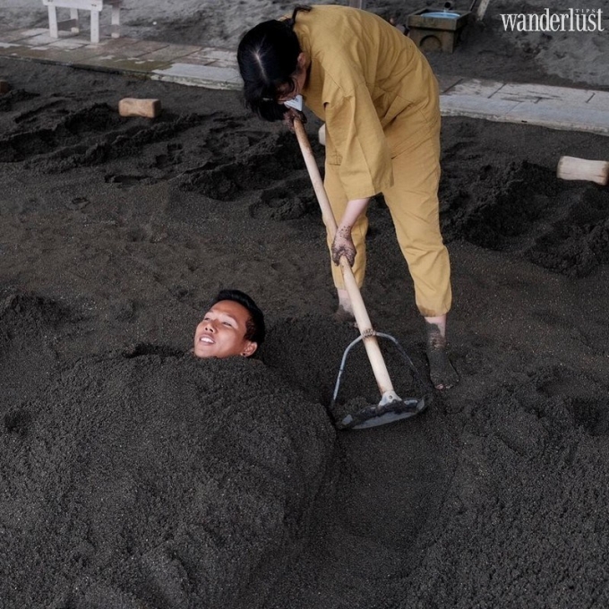 Nhân viên chôn bạn xuống cát để thư giãn