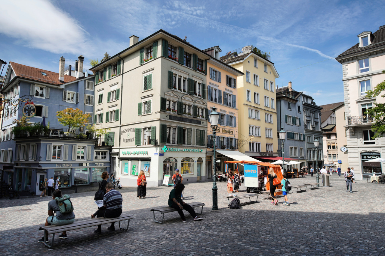 Niederdorfstrasse là con phố chính chạy qua khu phố cổ của Zurich Thụy