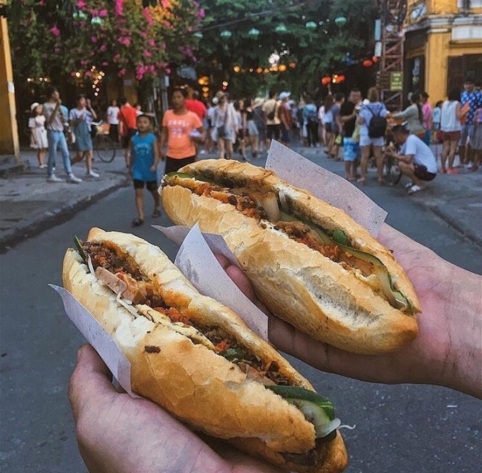 Bữa trưa với bánh mì Phượng đặc sản ở Hội An với topping đầy đủ (Ảnh: @hoiantown)