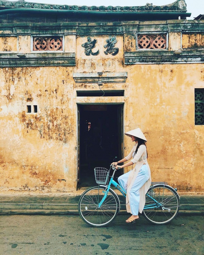 Dạo quanh Hội An bằng xe đạp, tận hưởng không gian bình yên của khu phố cổ (Ảnh: @hoiantown)